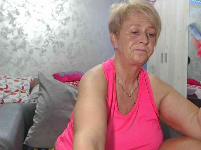 LovePinkLilli webcam