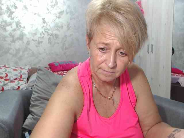 LovePinkLilli webcam