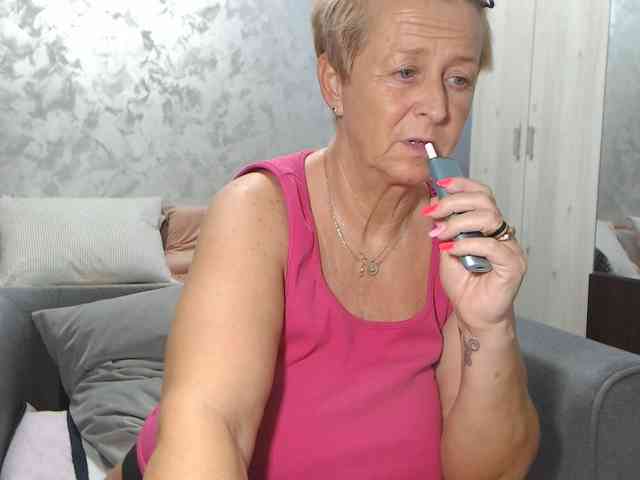LovePinkLilli webcam
