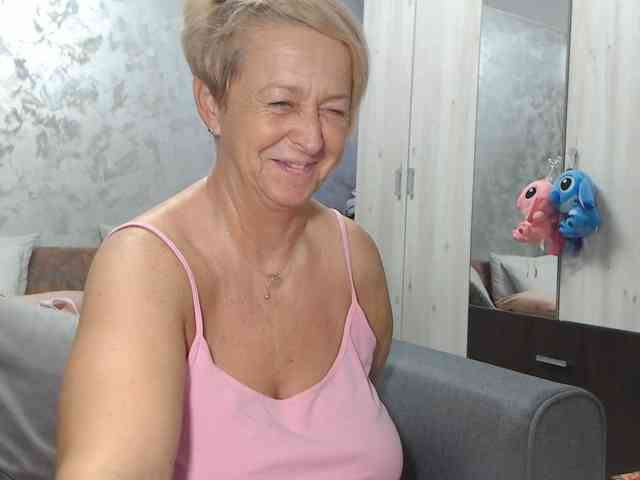 LovePinkLilli webcam
