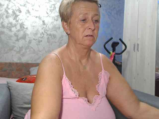 LovePinkLilli webcam