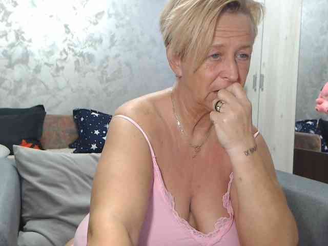 LovePinkLilli webcam