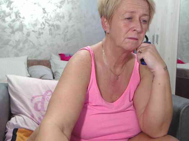 LovePinkLilli webcam