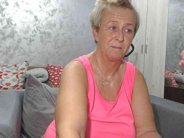 LovePinkLilli webcam