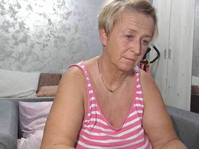 LovePinkLilli webcam