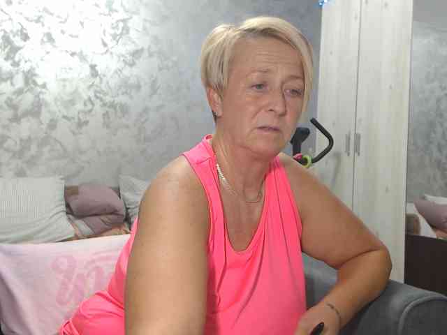 LovePinkLilli webcam