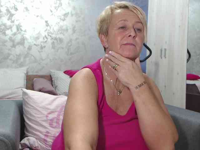 LovePinkLilli webcam