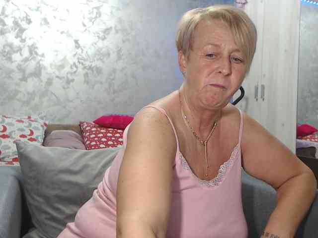 LovePinkLilli webcam