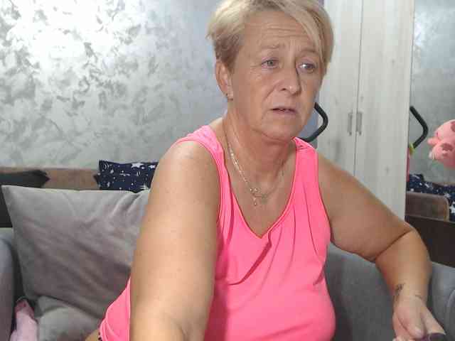 LovePinkLilli webcam