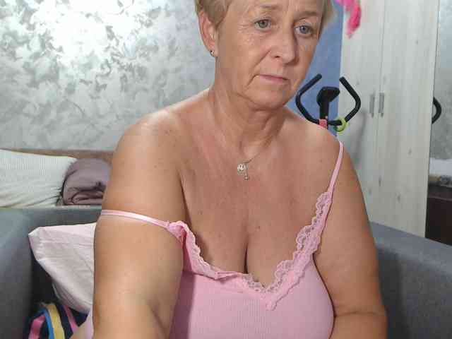 LovePinkLilli webcam