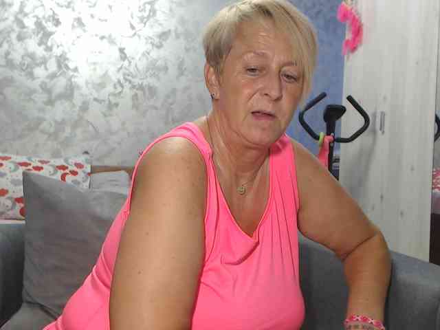 LovePinkLilli webcam