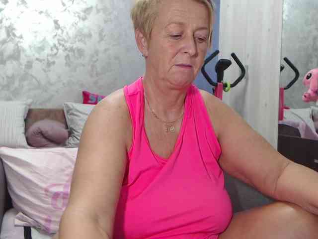 LovePinkLilli webcam