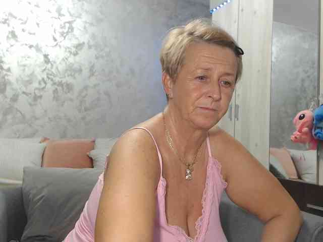 LovePinkLilli webcam
