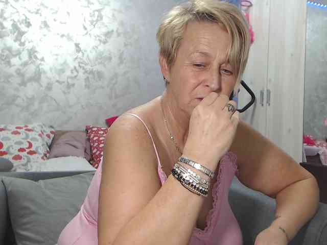 LovePinkLilli webcam