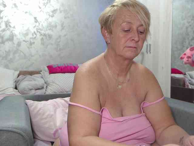 LovePinkLilli webcam