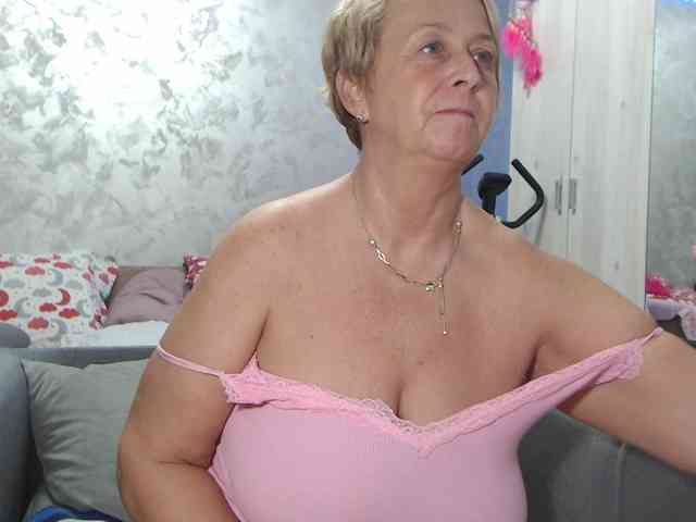 LovePinkLilli webcam