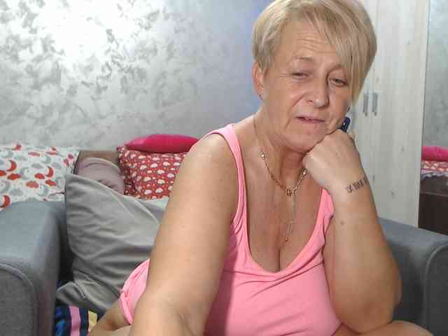 LovePinkLilli webcam