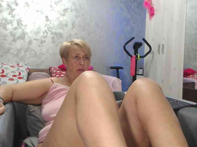 LovePinkLilli webcam