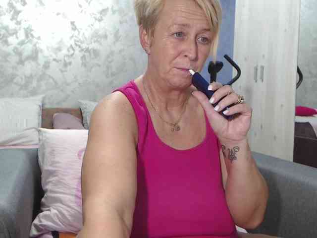 LovePinkLilli webcam