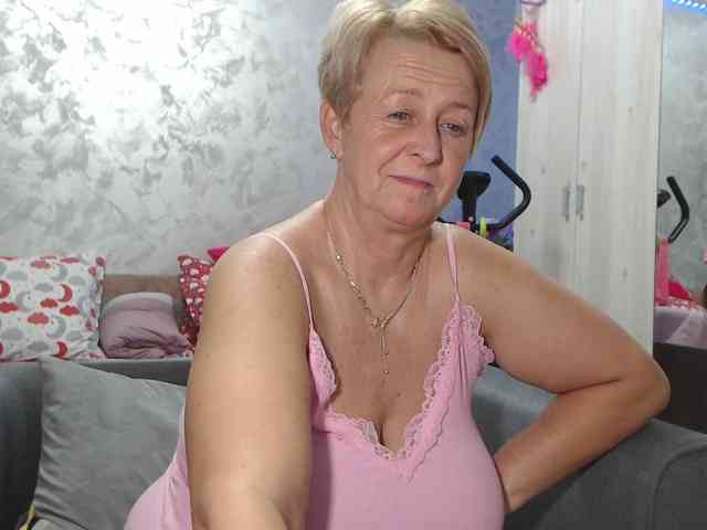 LovePinkLilli webcam