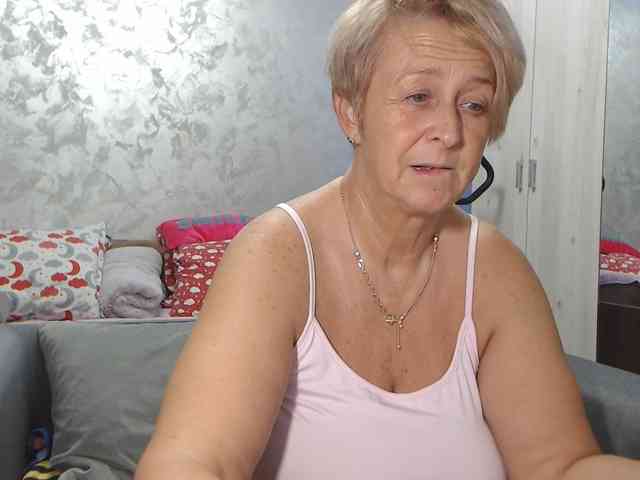 LovePinkLilli webcam