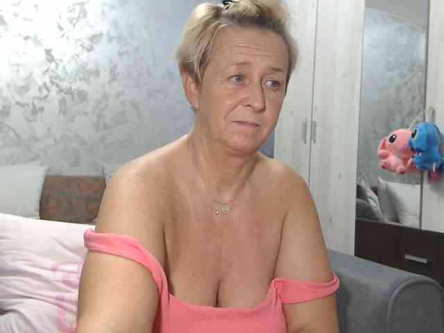 LovePinkLilli webcam