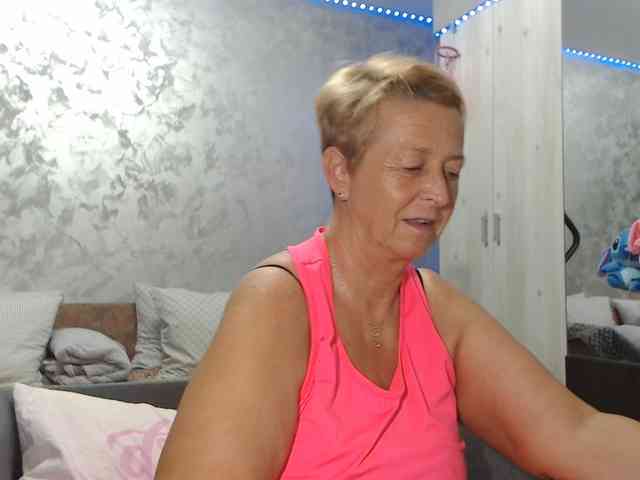 LovePinkLilli webcam