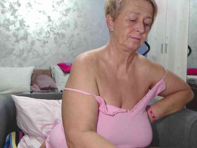 LovePinkLilli webcam