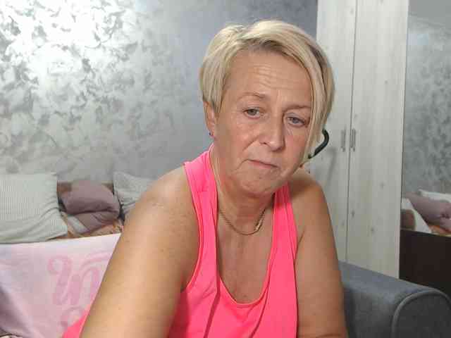 LovePinkLilli webcam