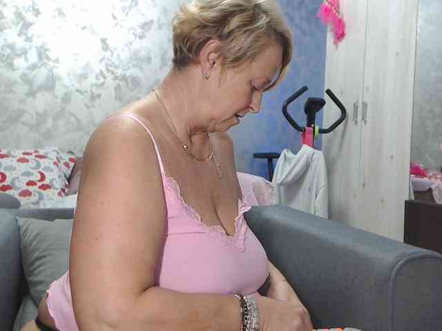 LovePinkLilli webcam