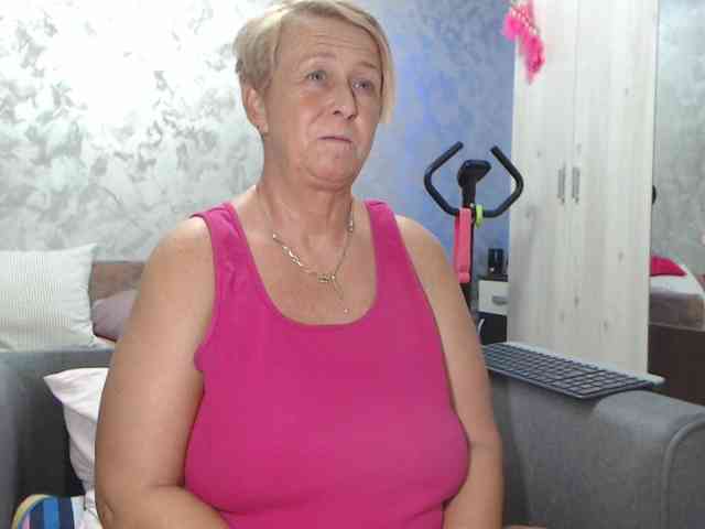 LovePinkLilli webcam