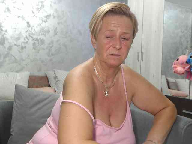 LovePinkLilli webcam