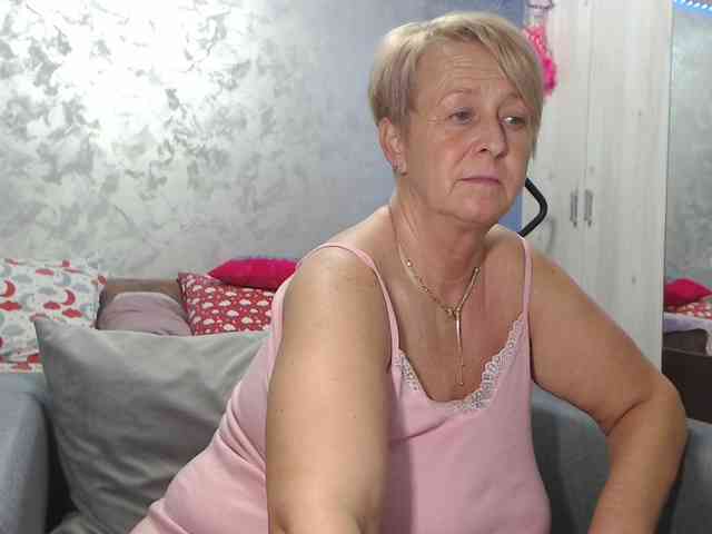 LovePinkLilli webcam