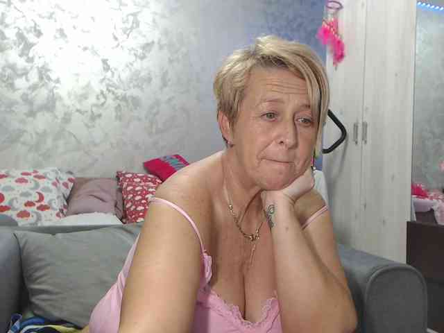 LovePinkLilli webcam