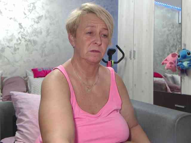 LovePinkLilli webcam