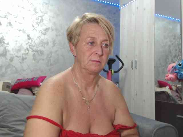 LovePinkLilli webcam