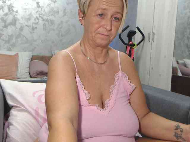 LovePinkLilli webcam