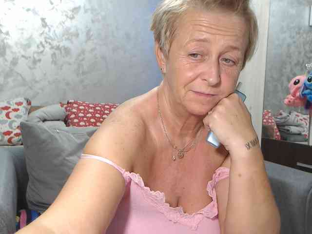 LovePinkLilli webcam