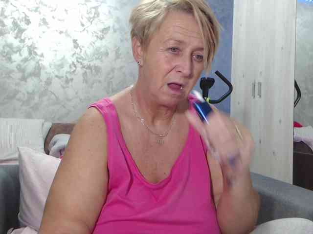 LovePinkLilli webcam