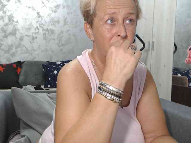 LovePinkLilli webcam