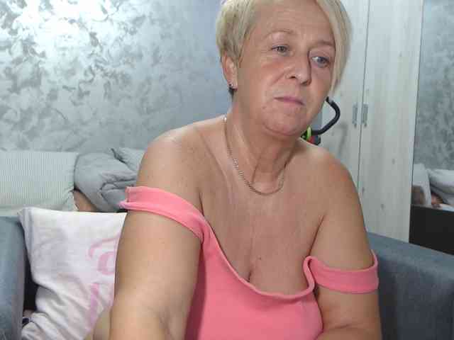 LovePinkLilli webcam