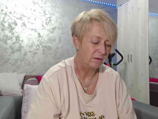 LovePinkLilli webcam