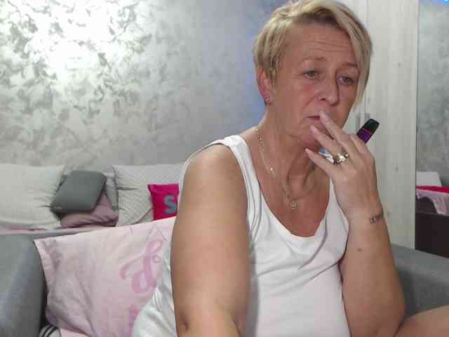 LovePinkLilli webcam