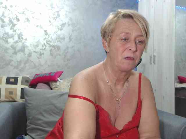 LovePinkLilli webcam
