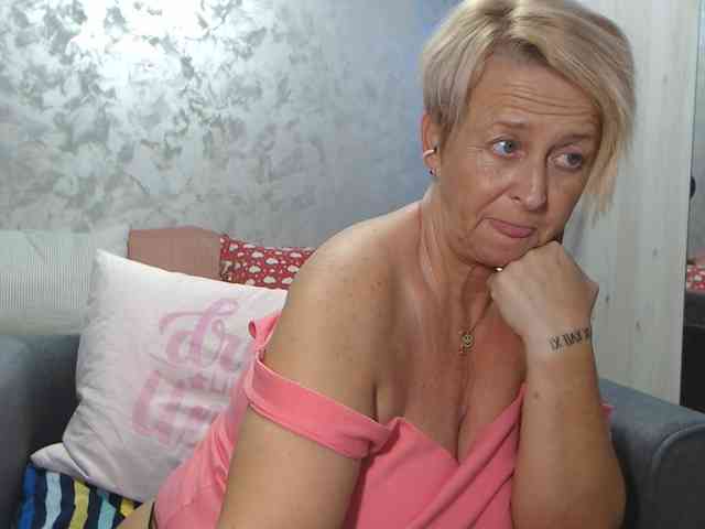 LovePinkLilli webcam