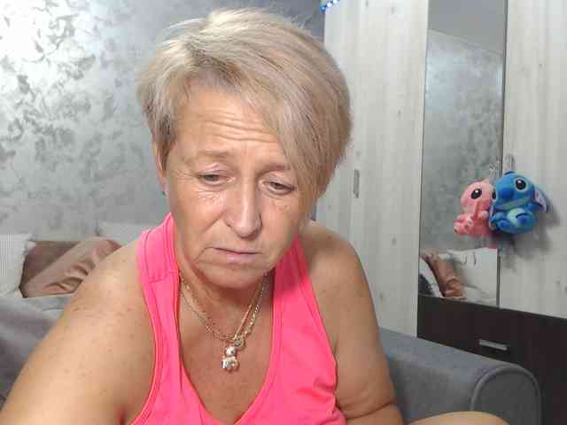 LovePinkLilli webcam