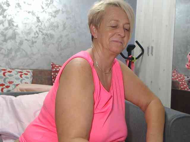 LovePinkLilli webcam