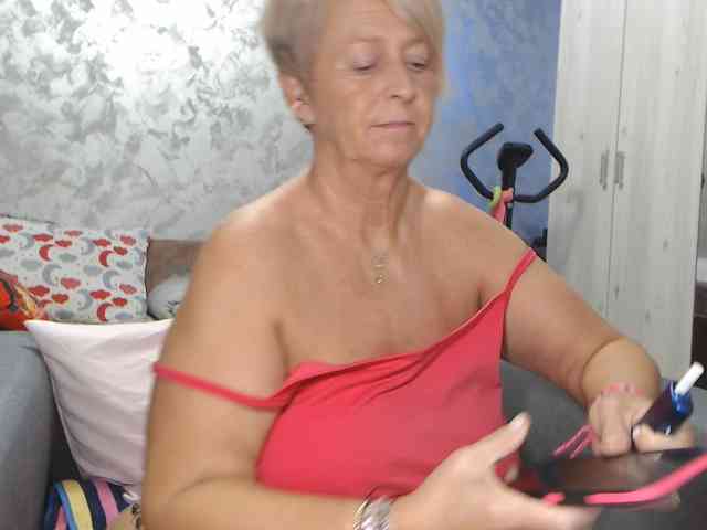 LovePinkLilli webcam