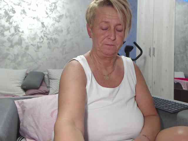 LovePinkLilli webcam