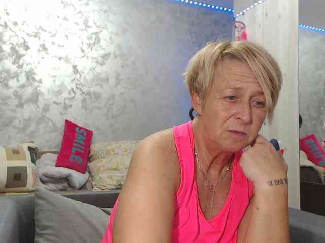 LovePinkLilli webcam